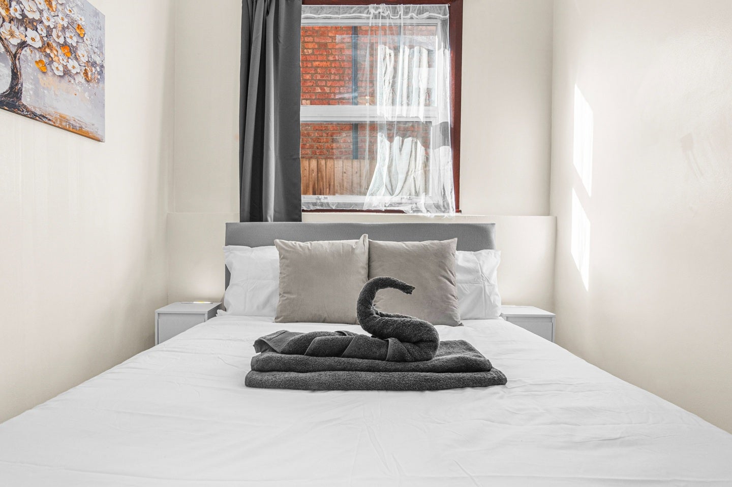 Flat Leghorn Road in Greater London