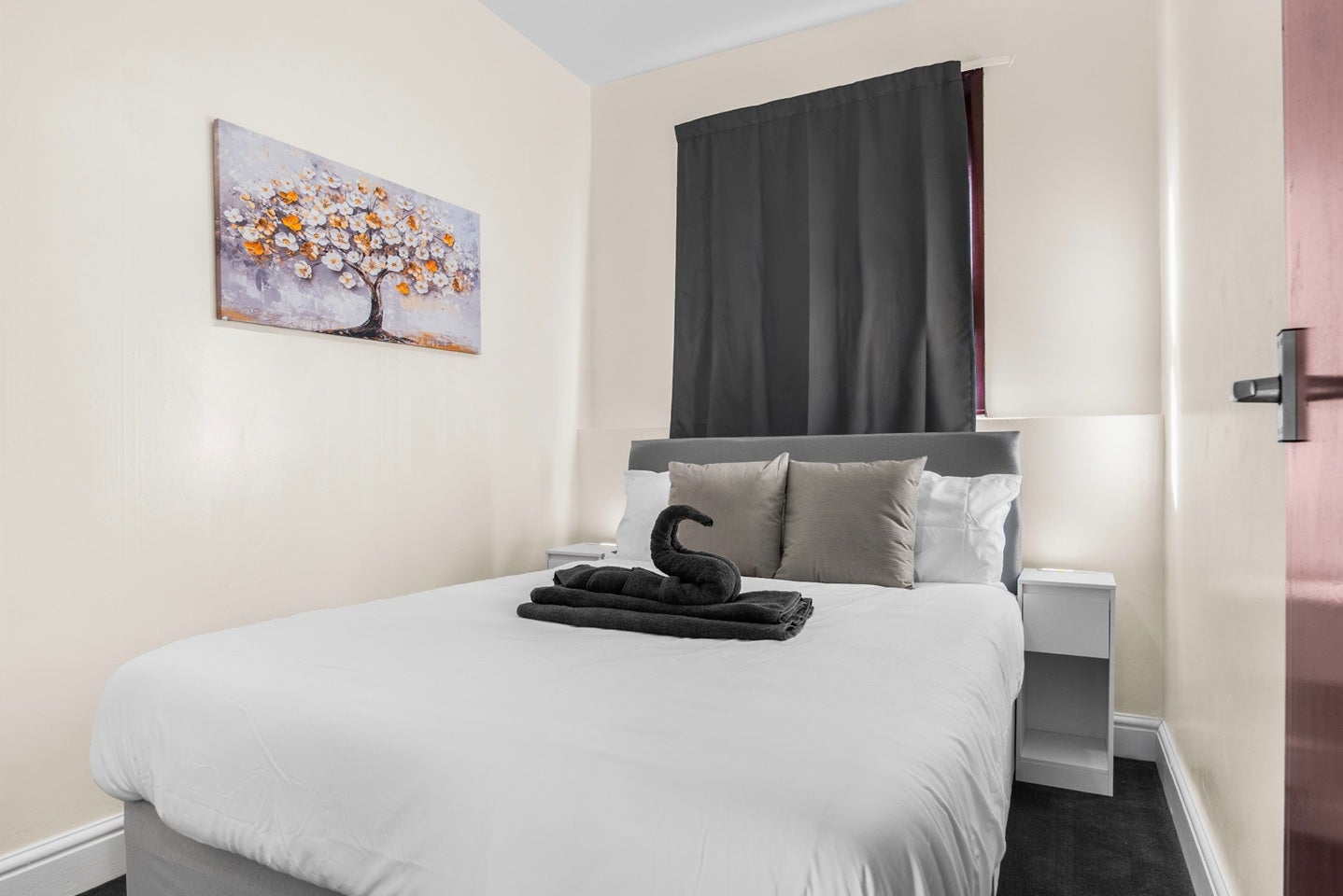 Flat Leghorn Road in Greater London