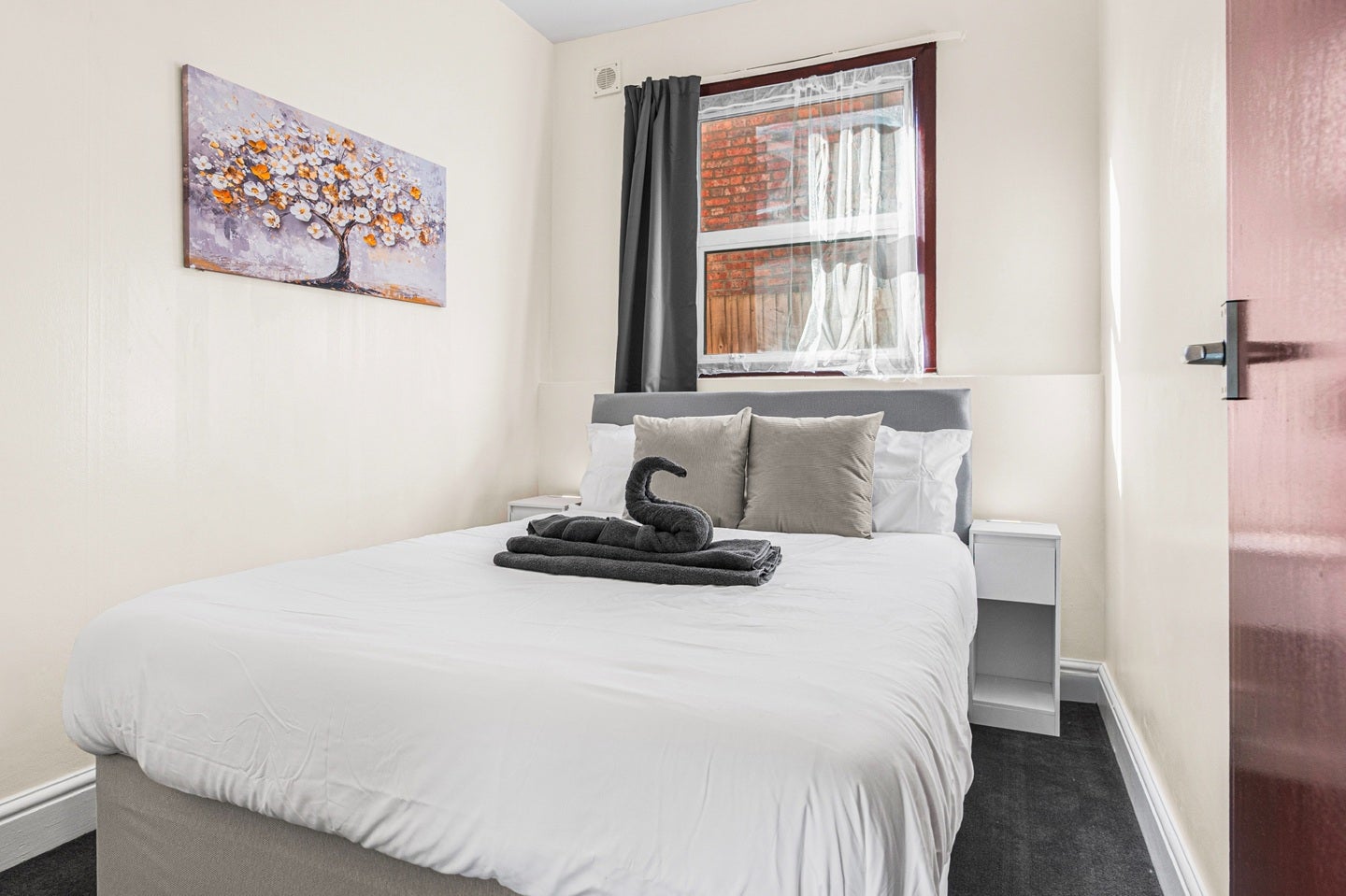 Flat Leghorn Road in Greater London
