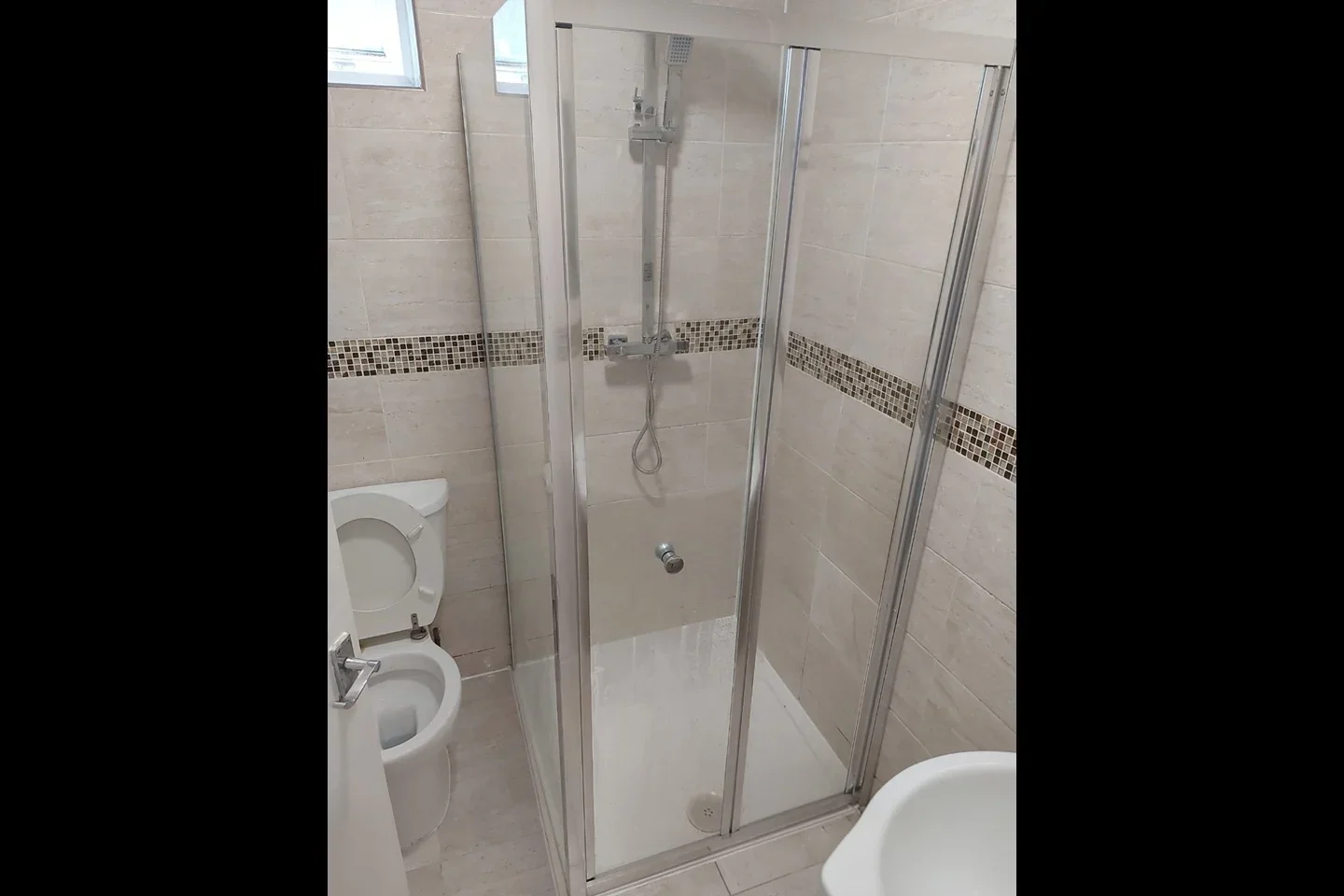 Flat Elthorne Way in Greater London