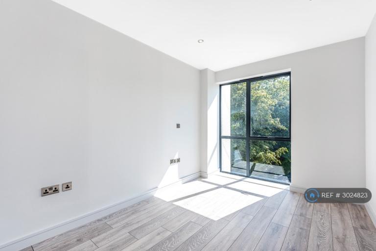 Flat Maple Road in Greater London