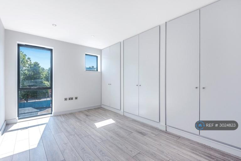 Flat Maple Road in Greater London