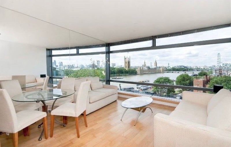 Flat Albert Embankment in Greater London
