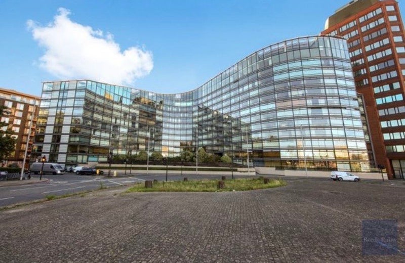 Flat Albert Embankment in Greater London