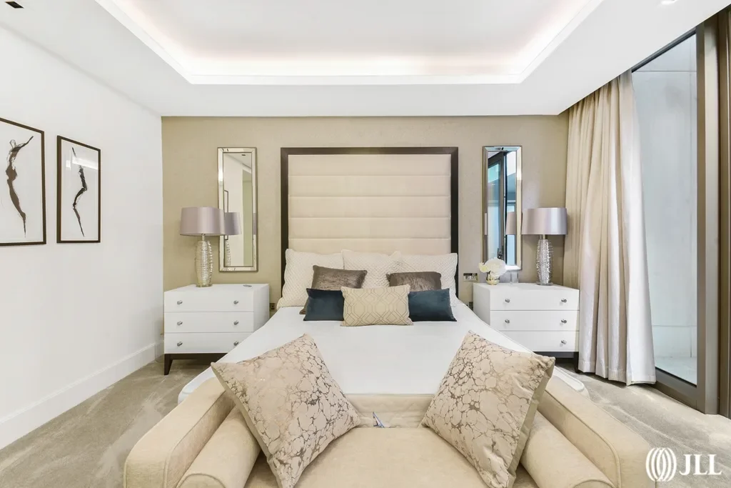 Flat Radnor Terrace in Greater London