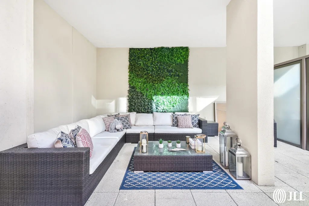 Flat Radnor Terrace in Greater London