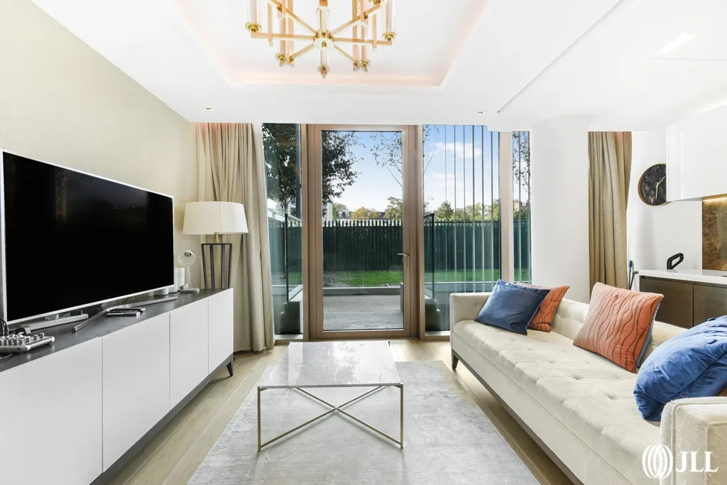 Flat Radnor Terrace in Greater London