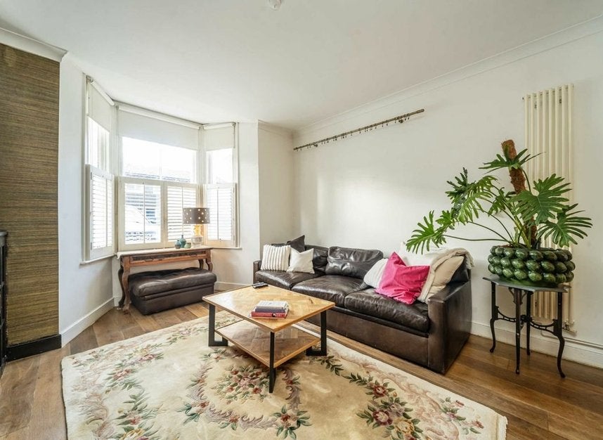 Flat Clarence Road in Greater London