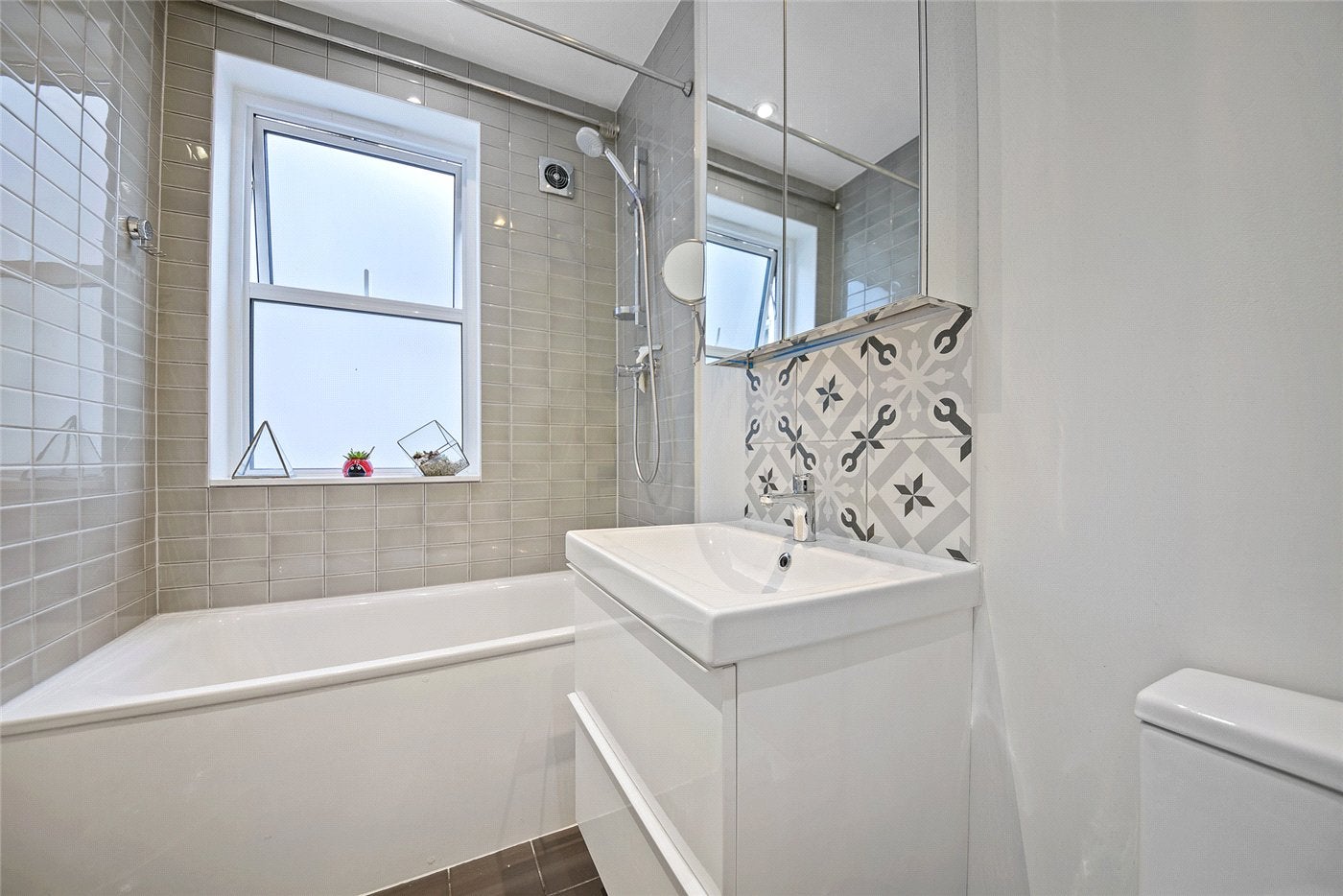 Flat Dunraven Road in Greater London