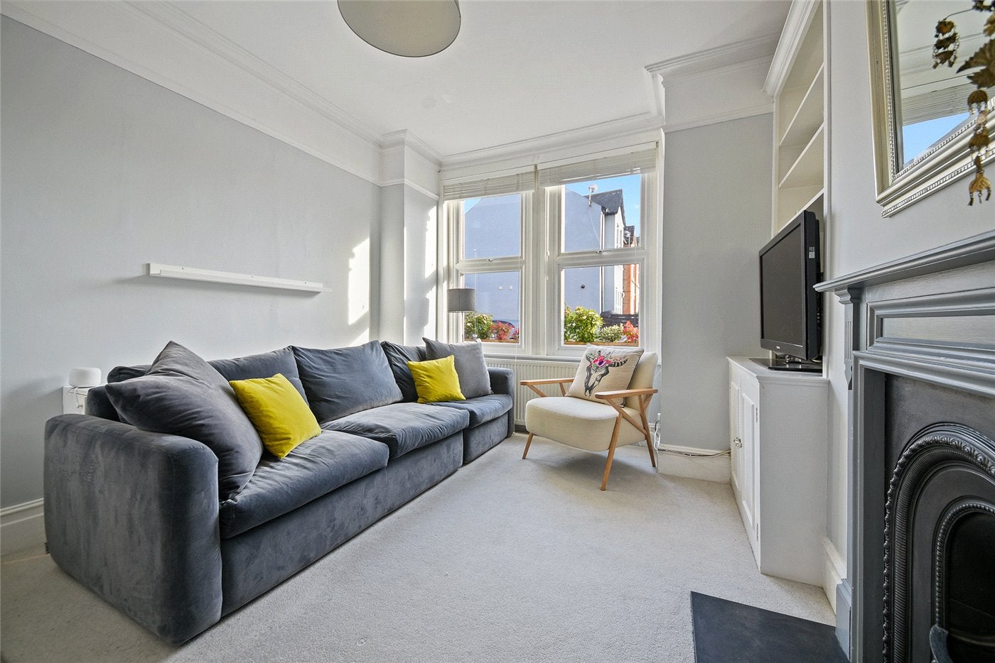 Flat Dunraven Road in Greater London