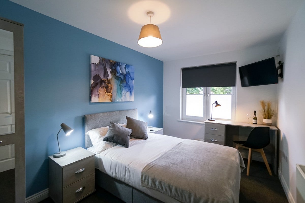 Room Curzon Street in Reading