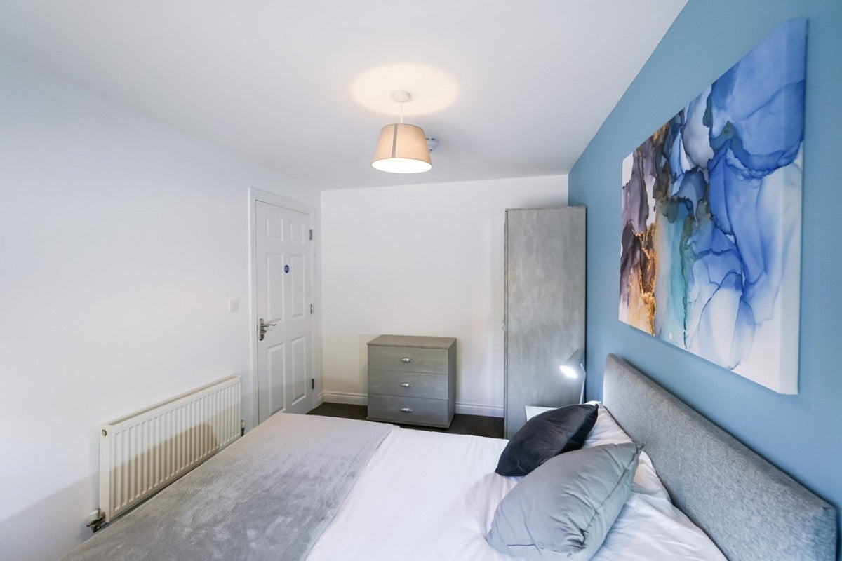 Room Curzon Street in Reading