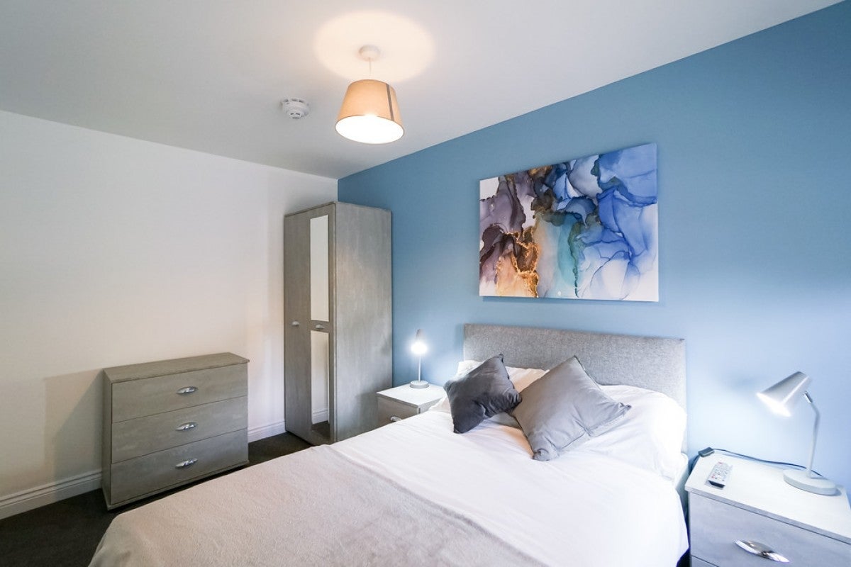 Room Curzon Street in Reading