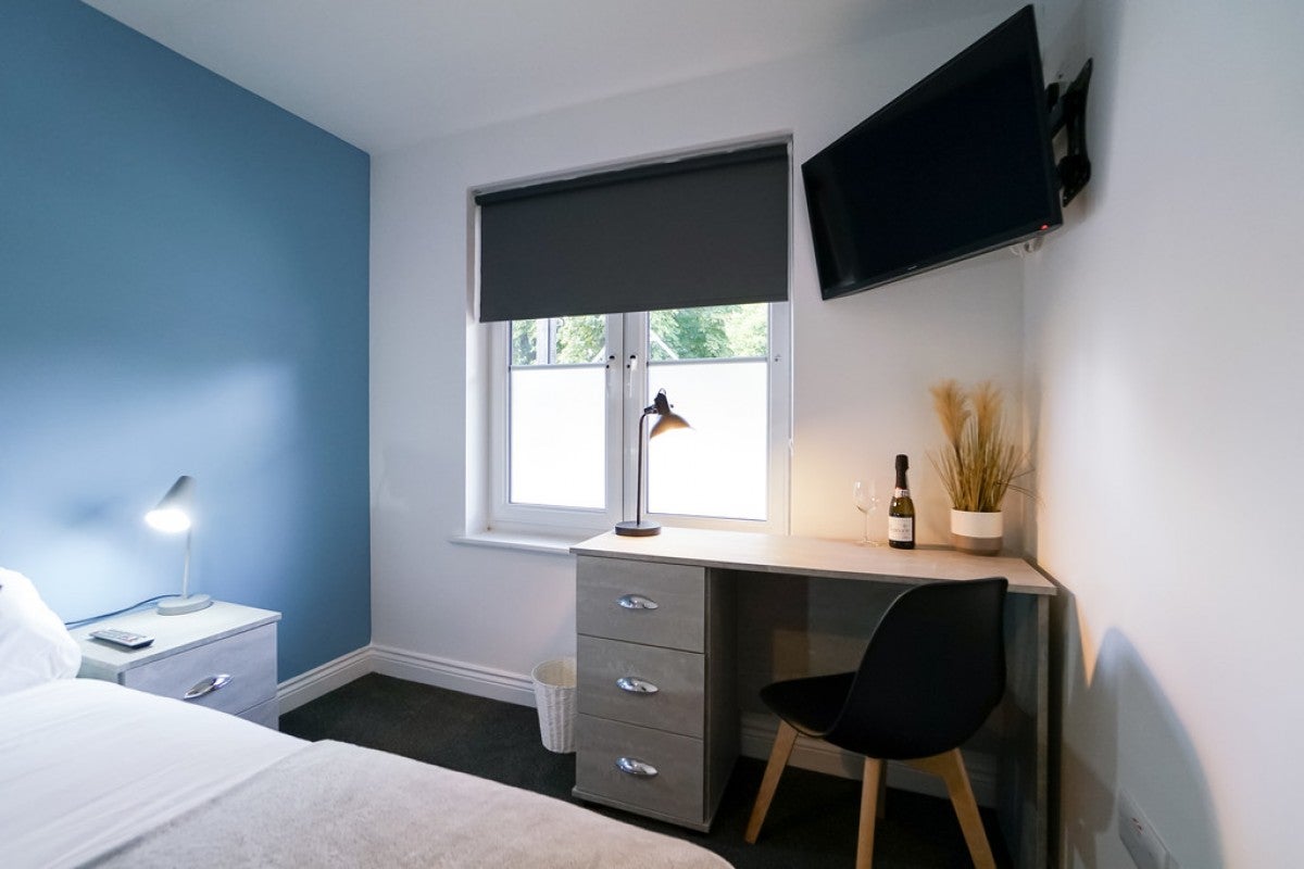 Room Curzon Street in Reading