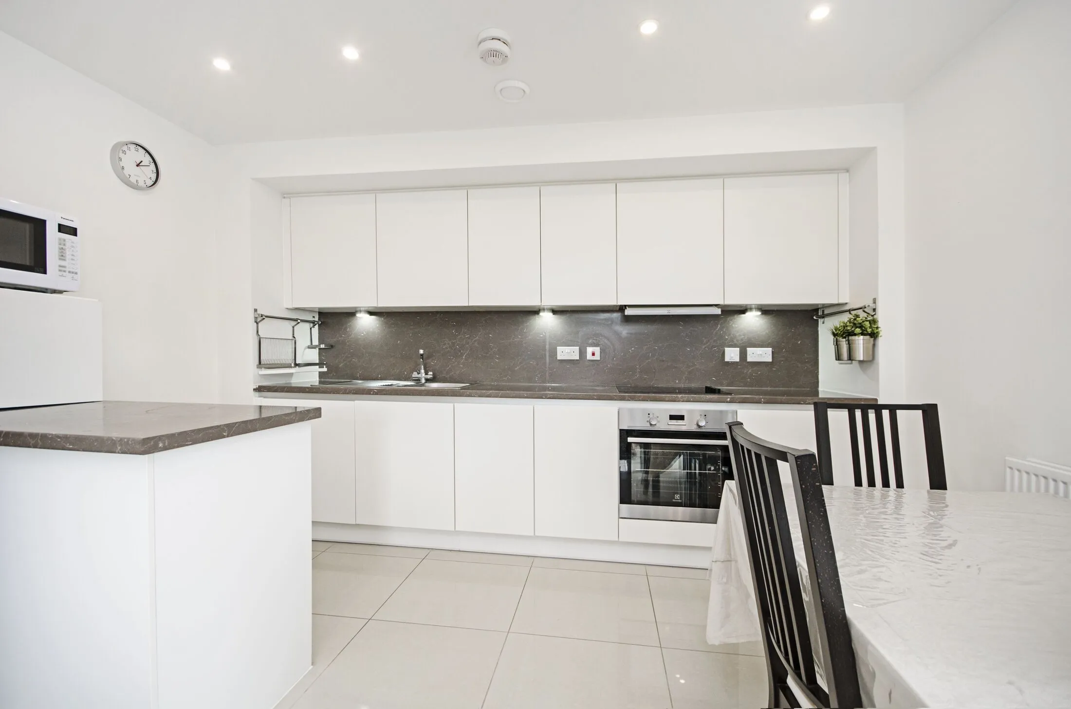 Flat Shearwater Drive in Greater London