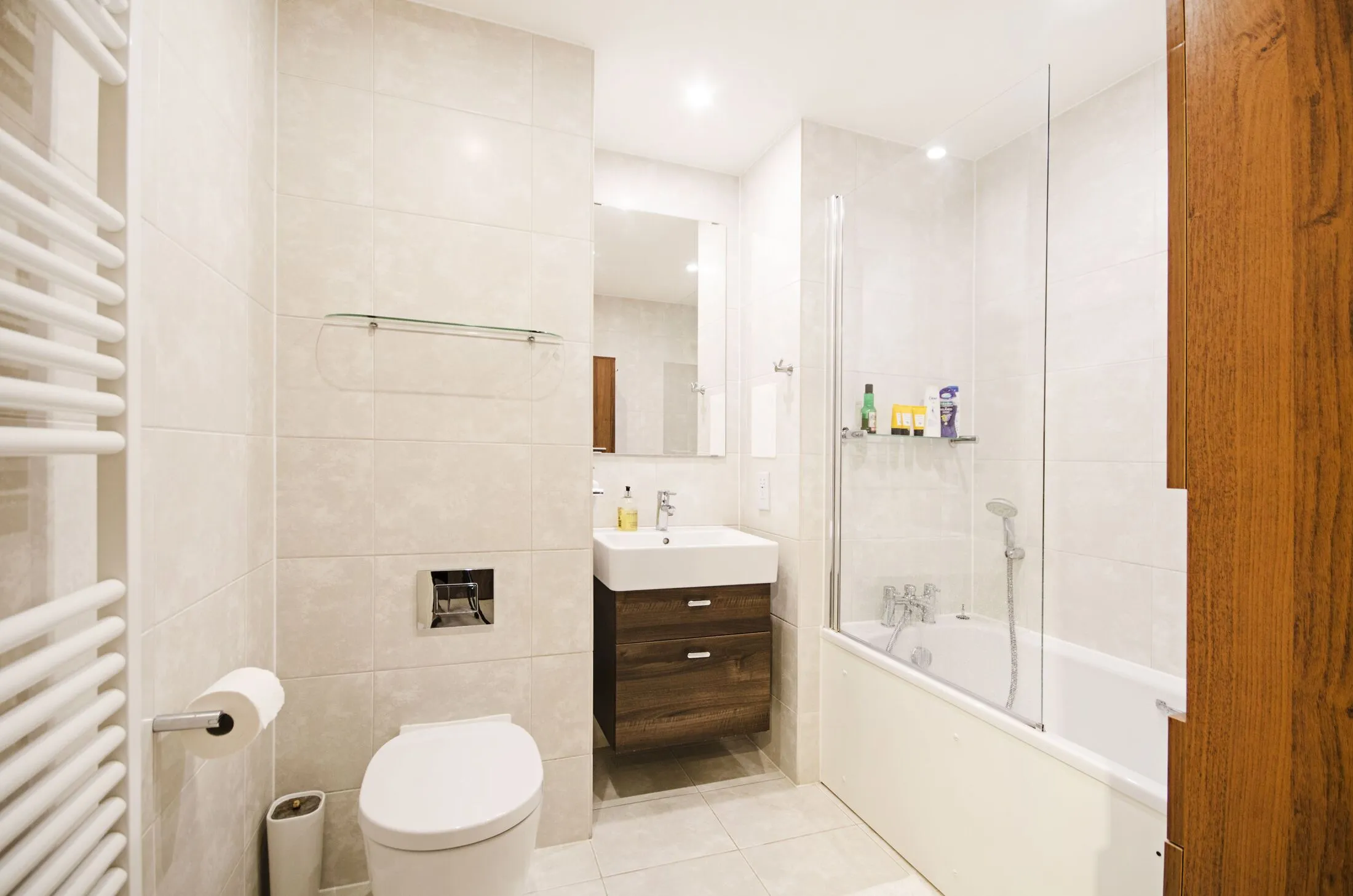 Flat Shearwater Drive in Greater London