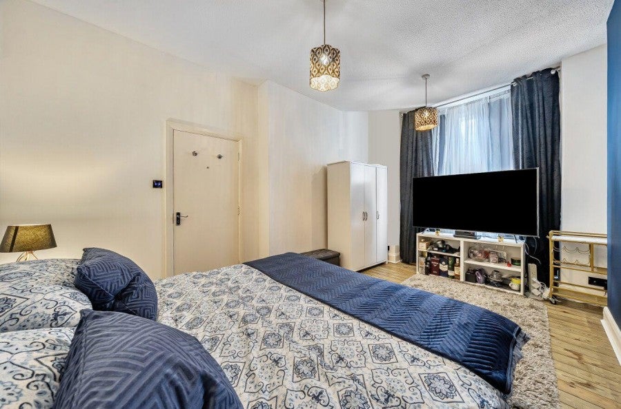 Flat Swan Passage in Tunbridge Wells