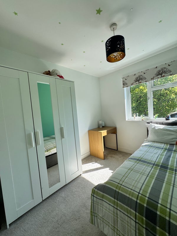 Room Broomhill Road in Greater London