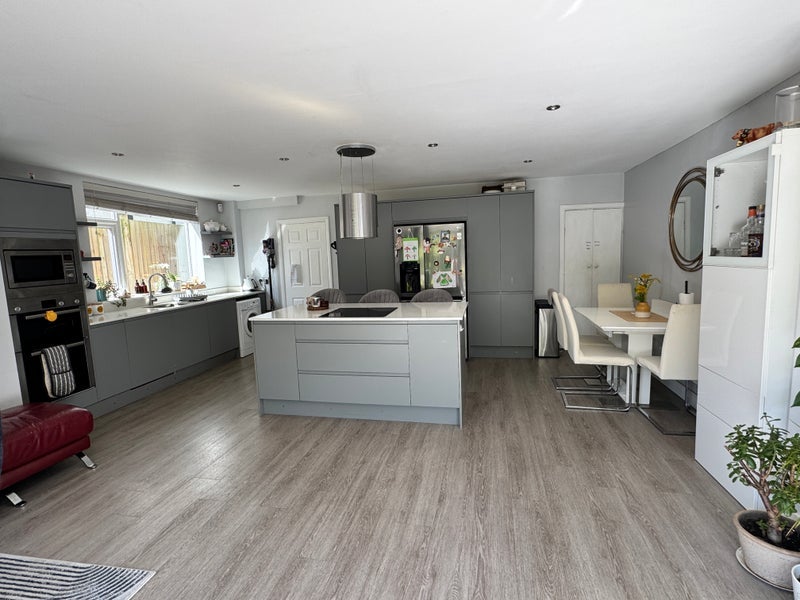 Room Broomhill Road in Greater London