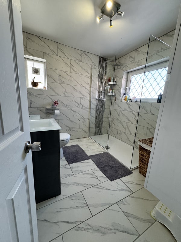 Room Broomhill Road in Greater London