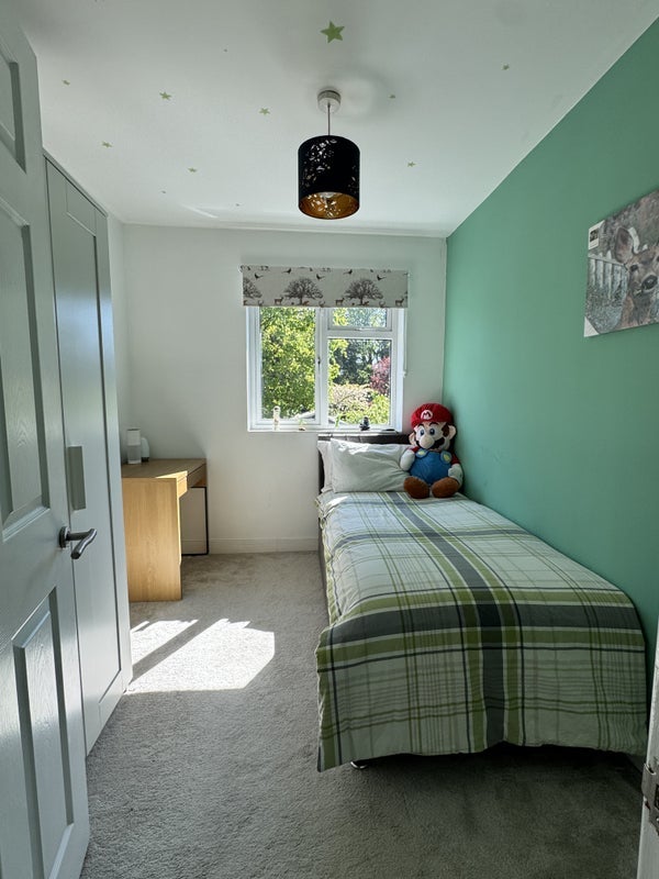 Room Broomhill Road in Greater London