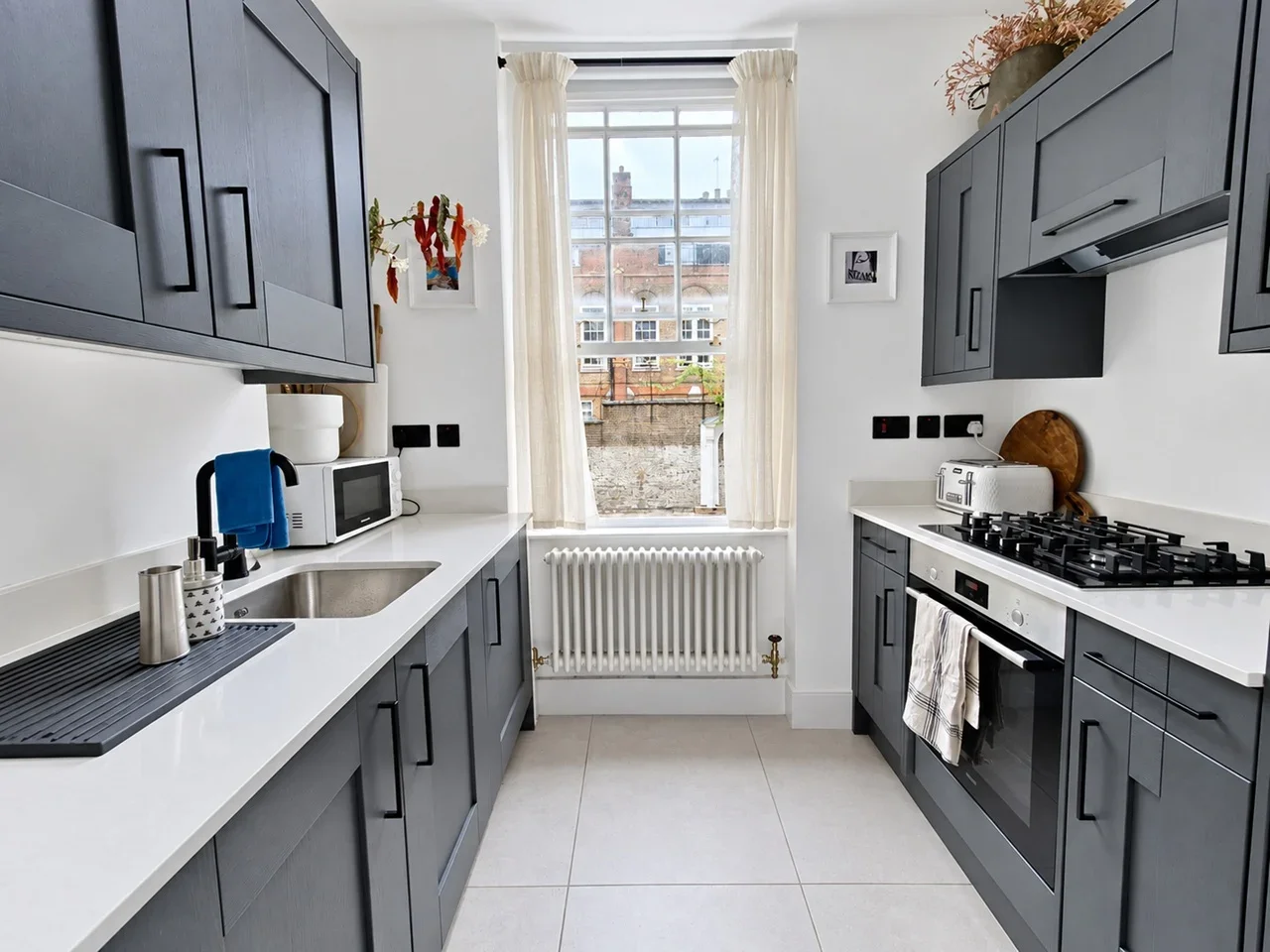 Flat Cable Street in Greater London