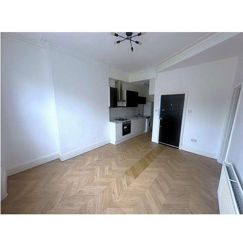 Flat Brondesbury Villas in London