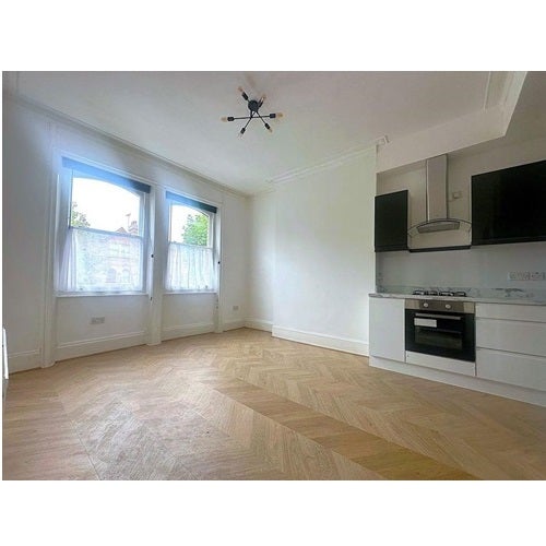 Flat Brondesbury Villas in London