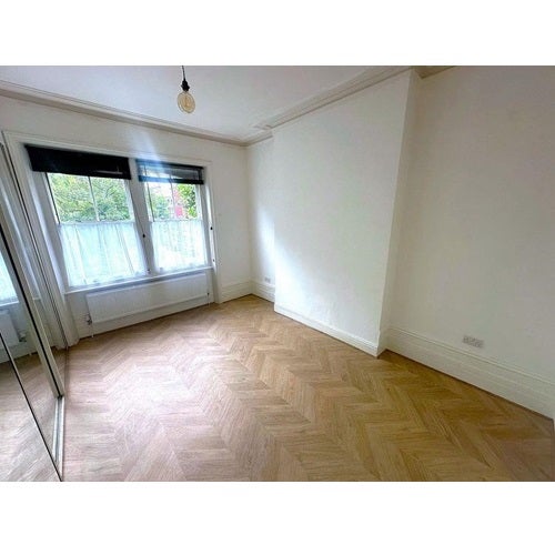 Flat Brondesbury Villas in London