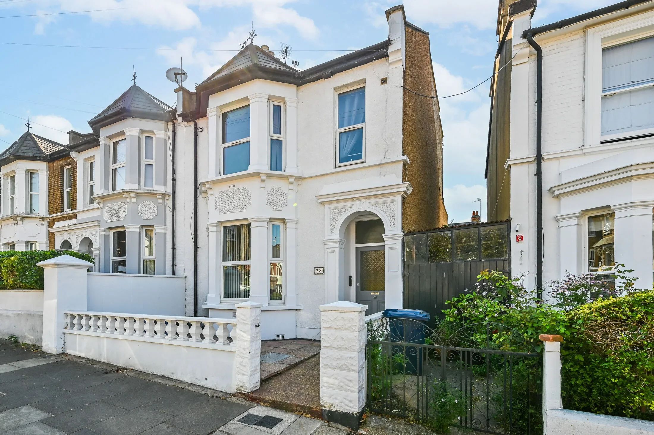 Flat Birkbeck Avenue in Greater London