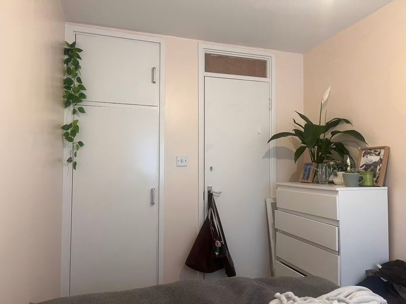 Room Turenne Close in Greater London