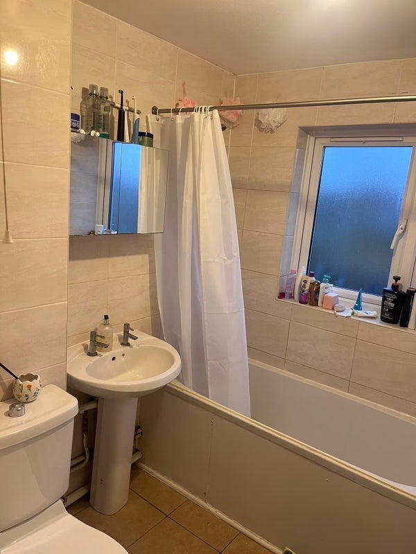 Room Turenne Close in Greater London