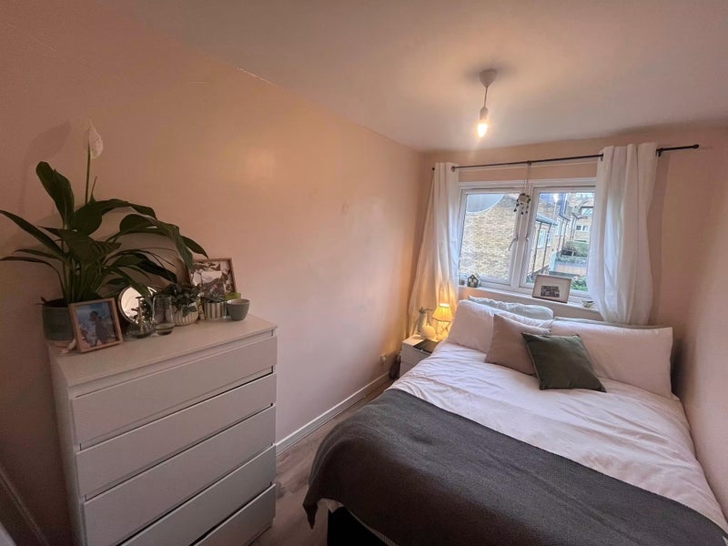 Room Turenne Close in Greater London