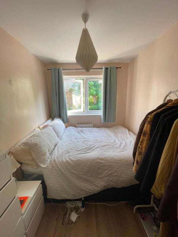 Room Turenne Close in Greater London