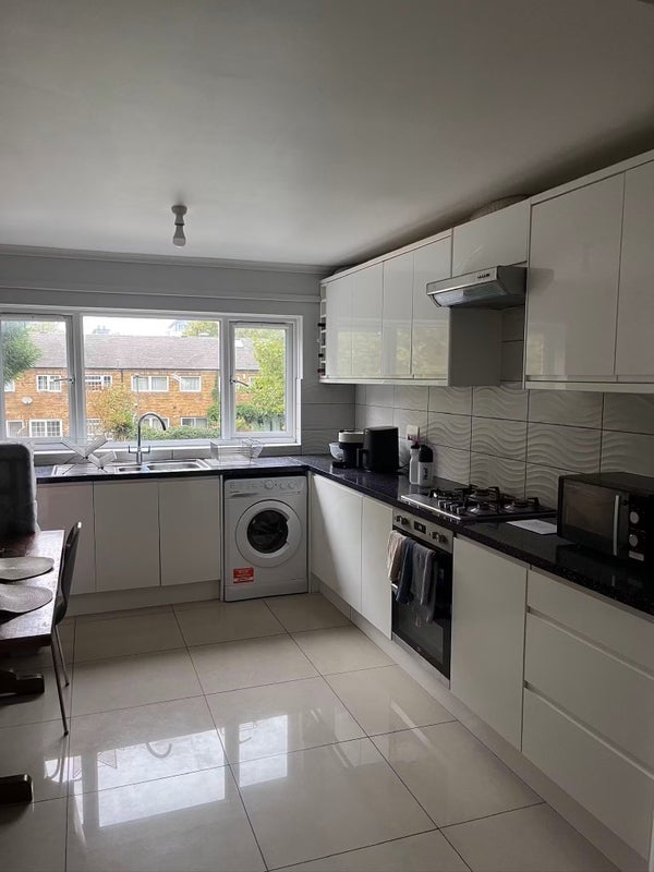 Room Turenne Close in Greater London