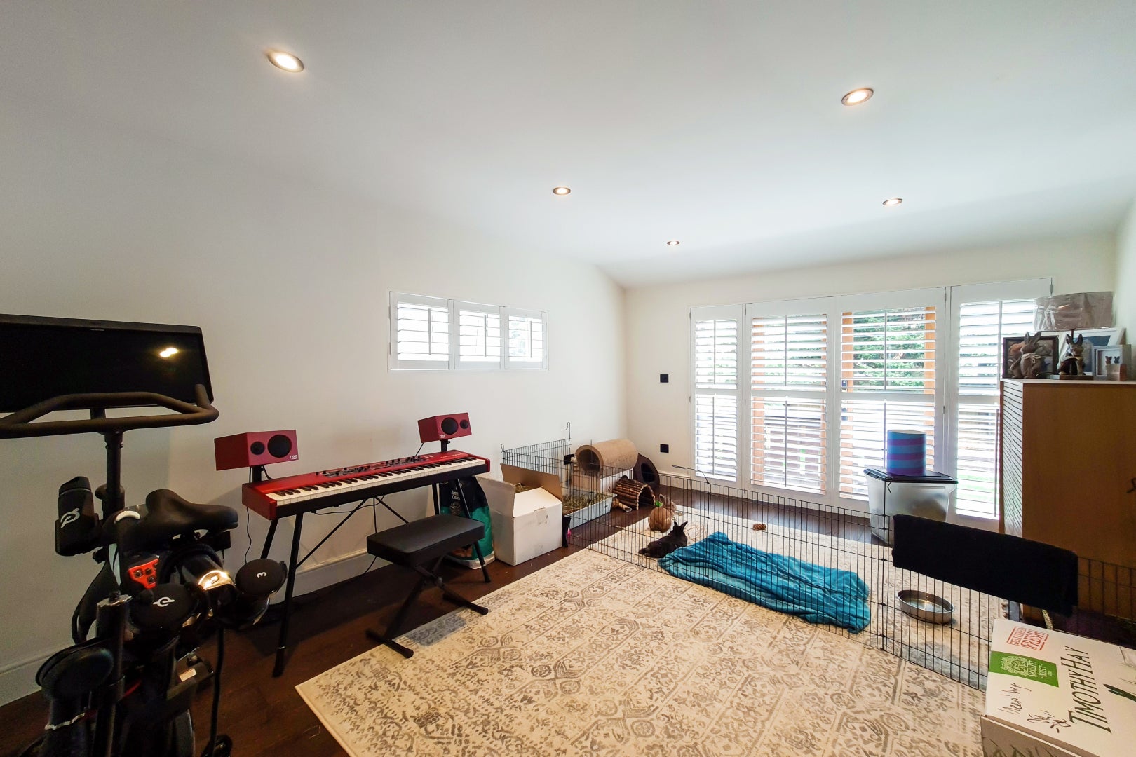 Flat Home Park Road in Greater London