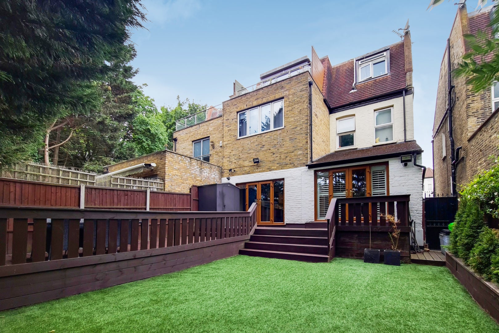 Flat Home Park Road in Greater London