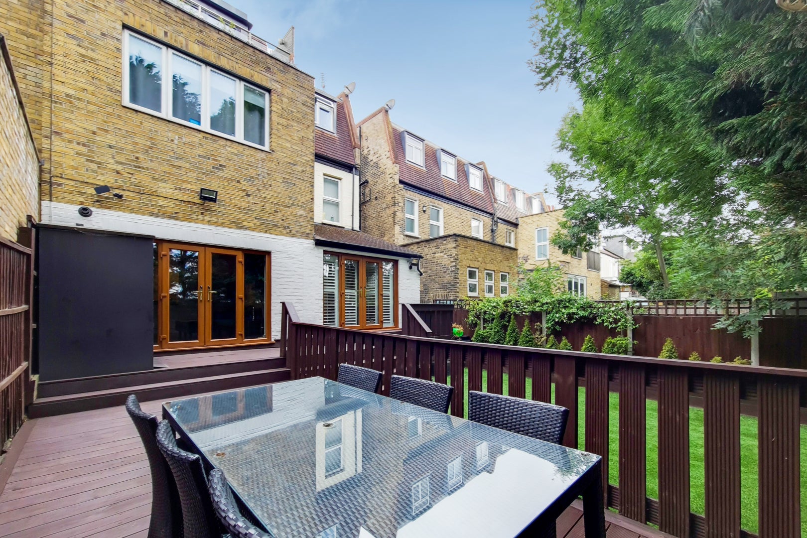 Flat Home Park Road in Greater London