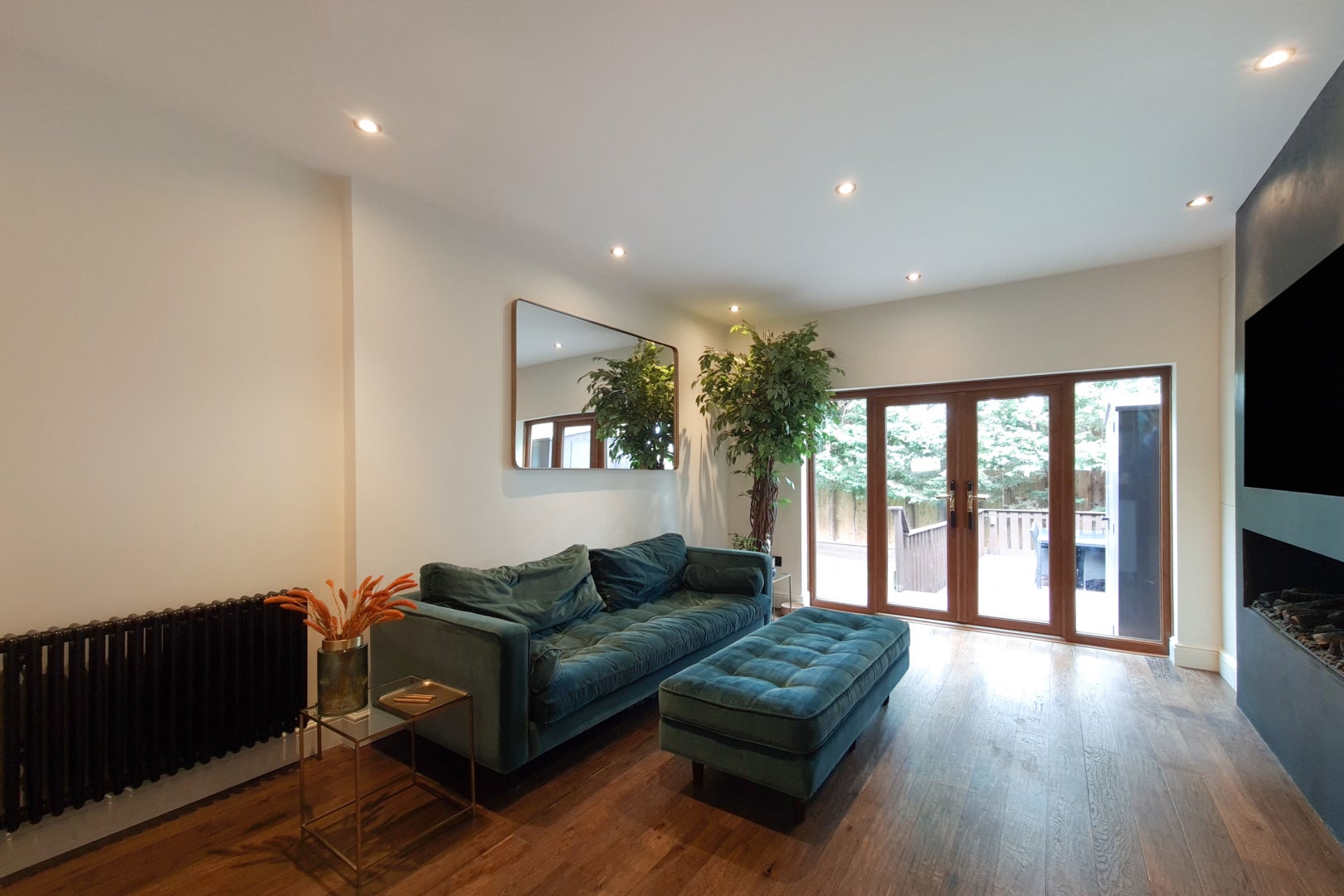 Flat Home Park Road in Greater London
