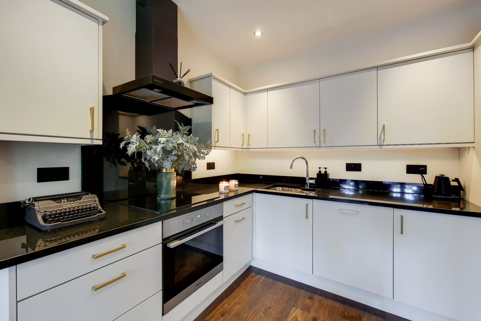 Flat Home Park Road in Greater London