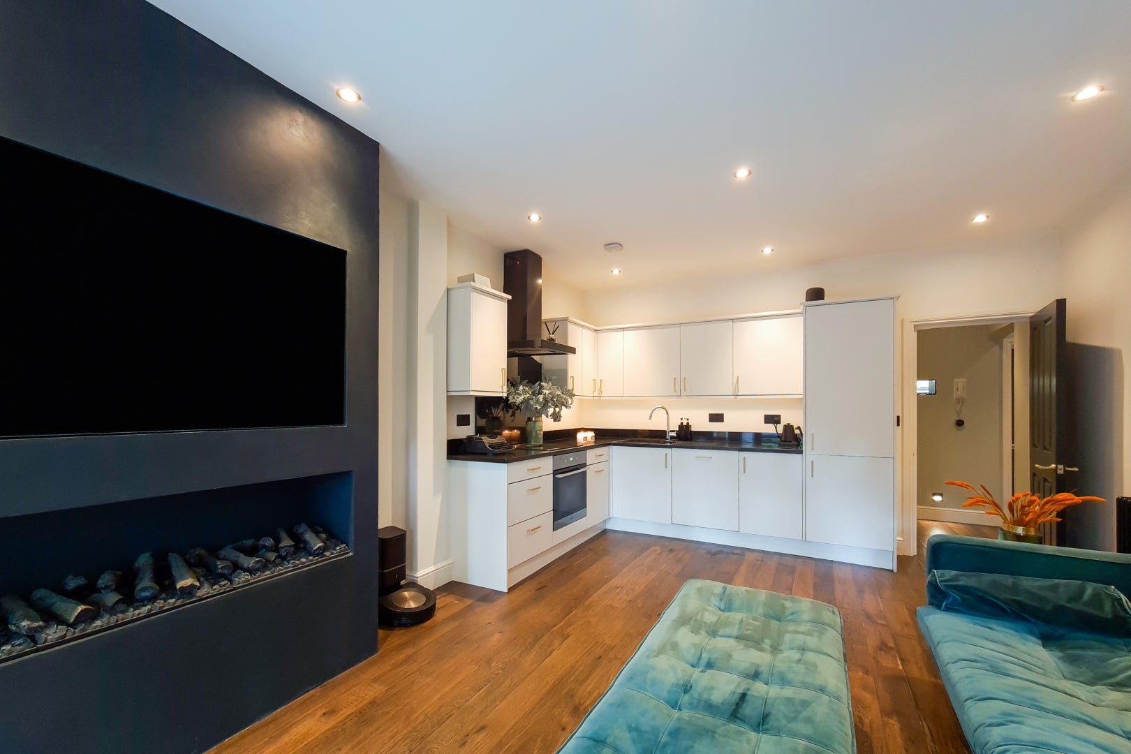 Flat Home Park Road in Greater London
