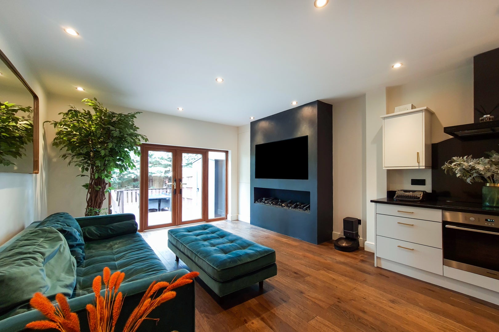 Flat Home Park Road in Greater London