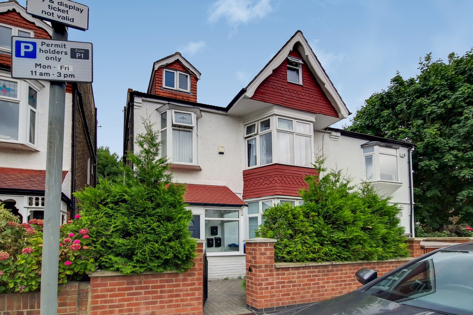 Flat Home Park Road in Greater London