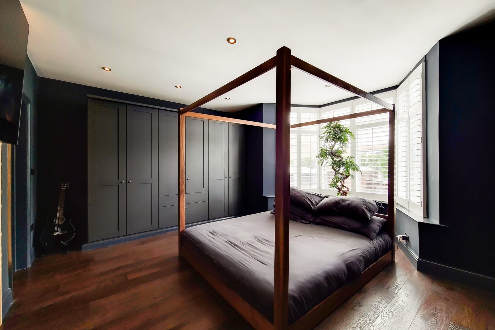 Flat Home Park Road in Greater London