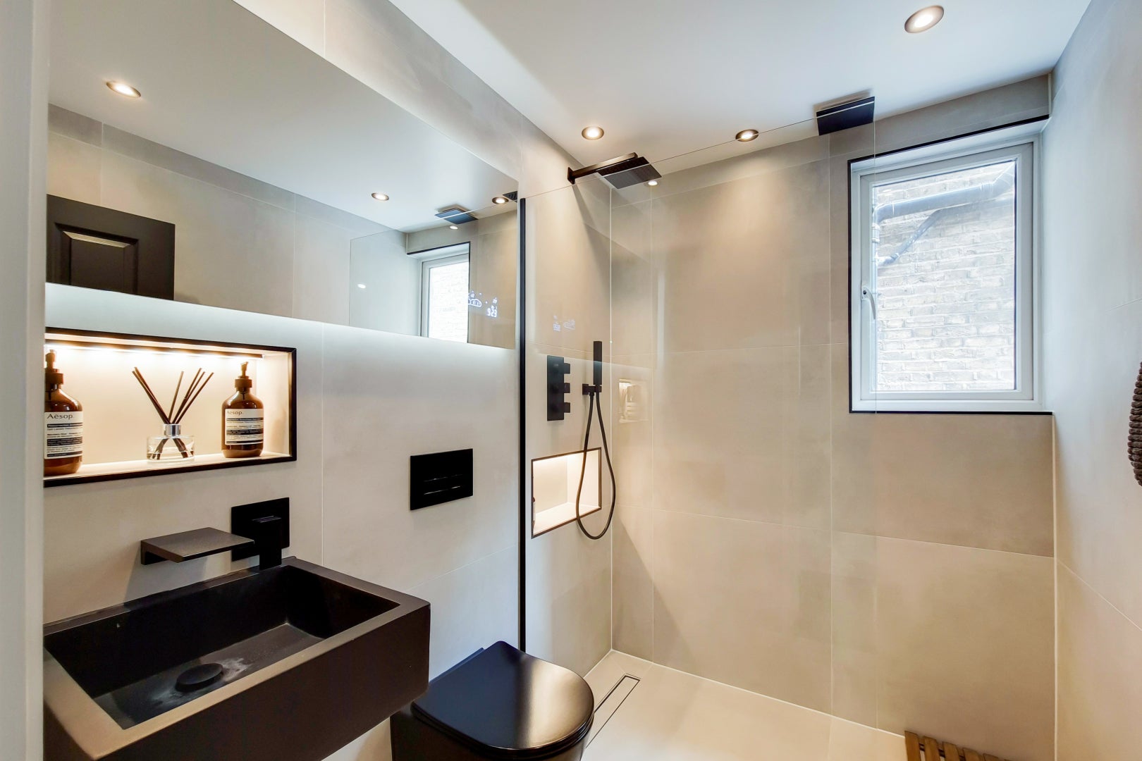 Flat Home Park Road in Greater London