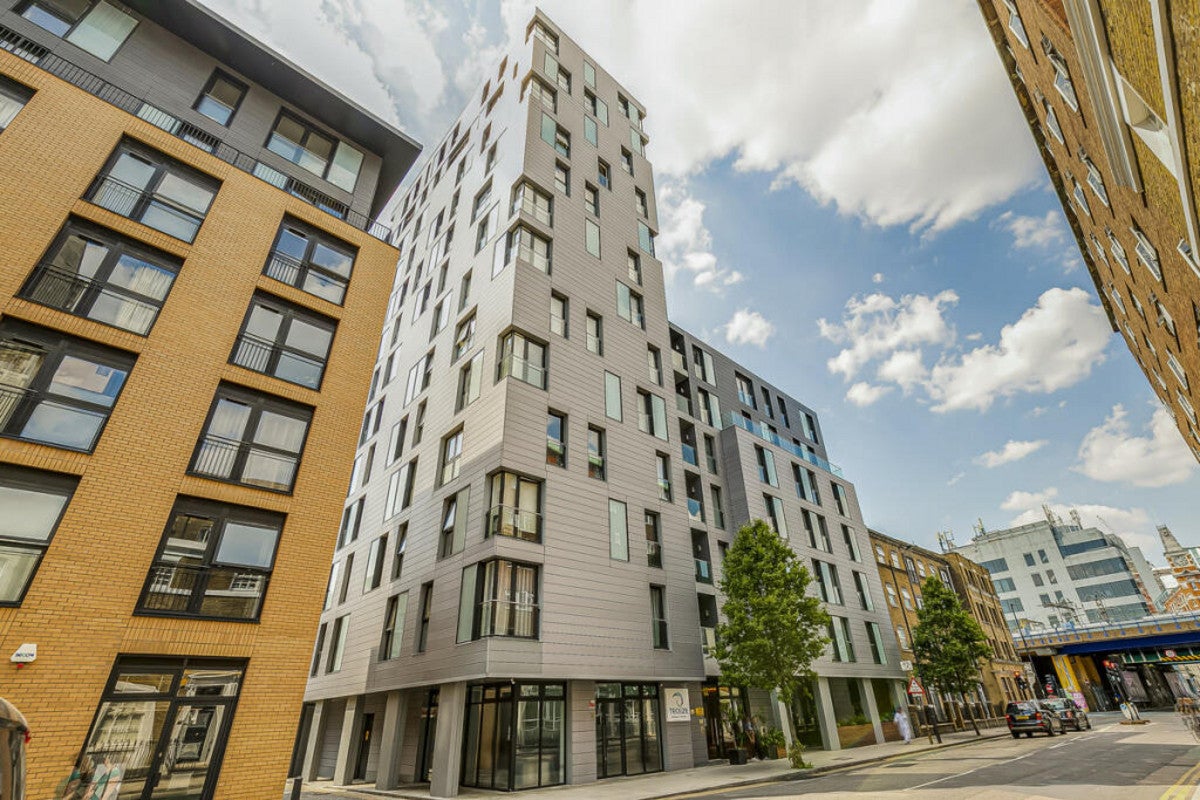 Flat Dock Street in Greater London