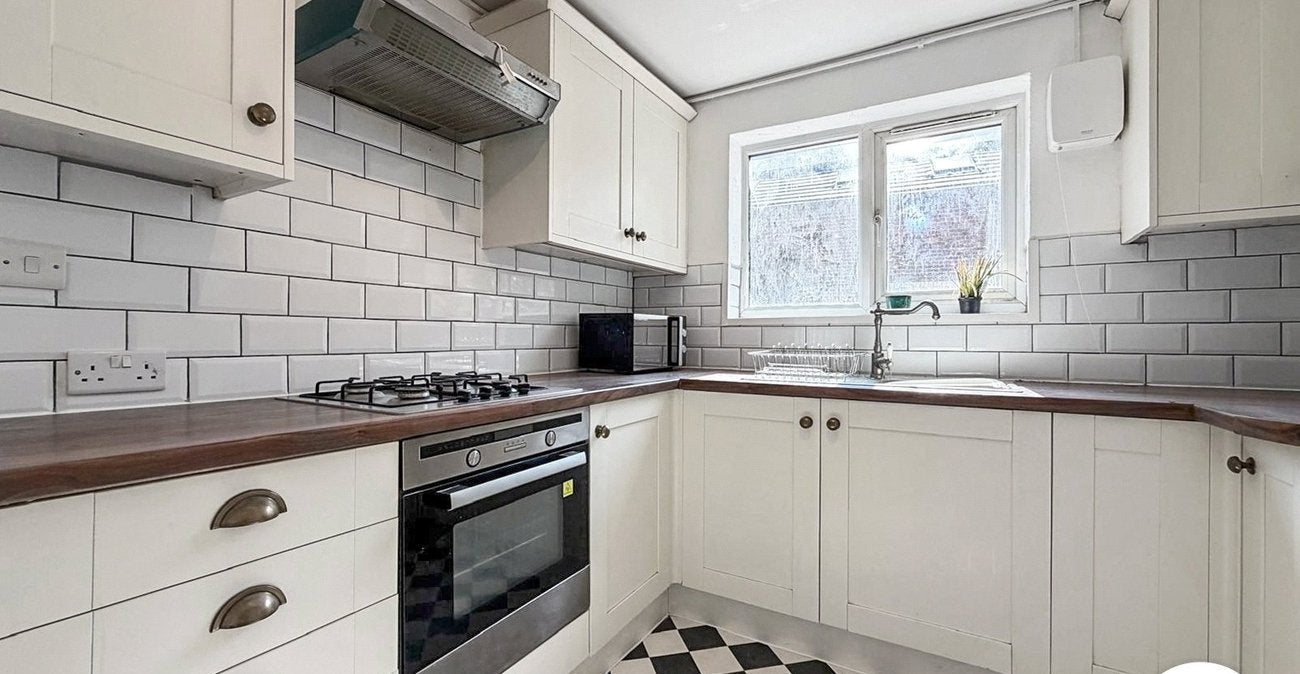 House Palmerston Crescent in Greater London