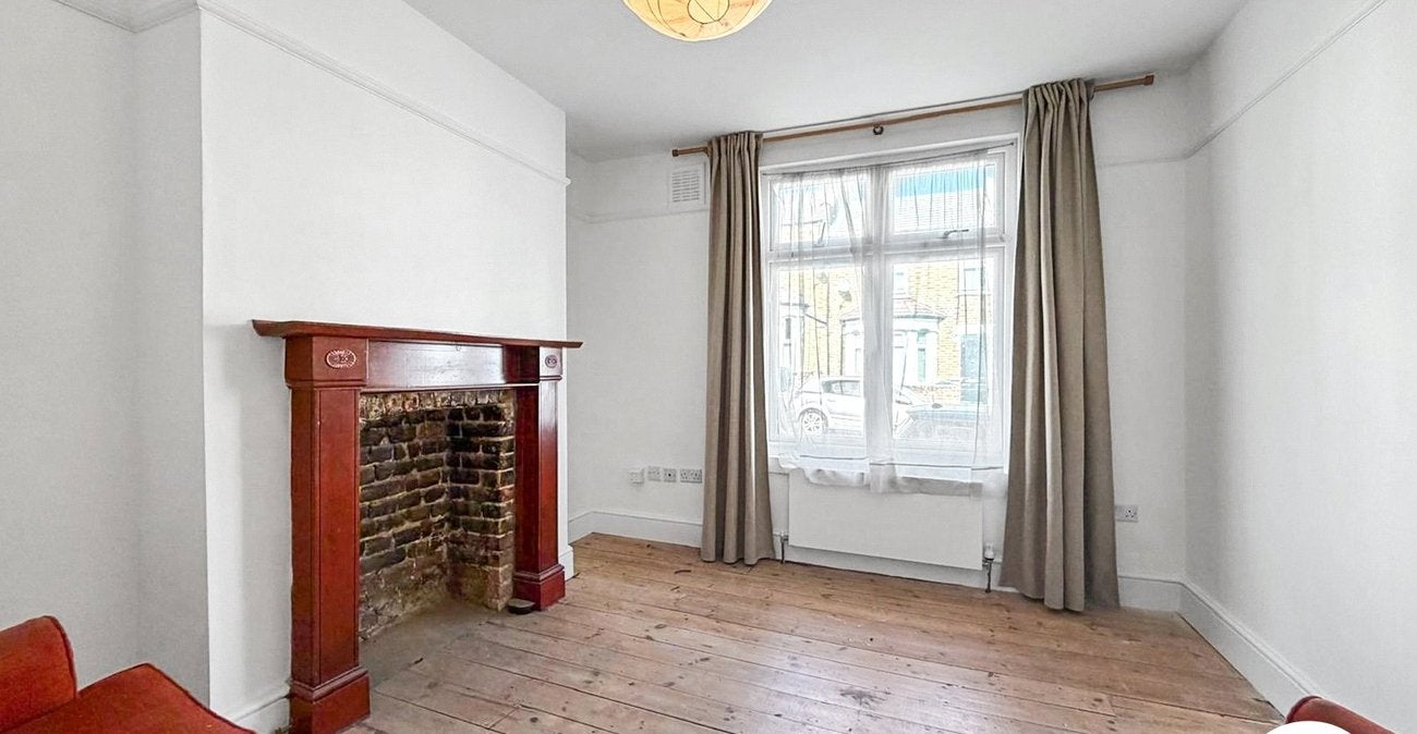 House Palmerston Crescent in Greater London