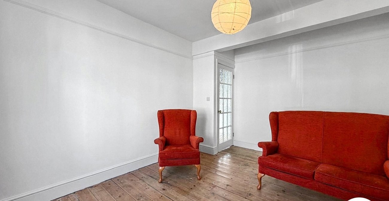 House Palmerston Crescent in Greater London