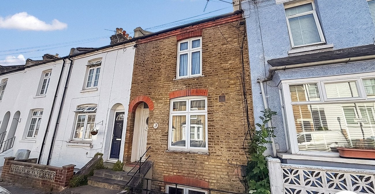 House Palmerston Crescent in Greater London